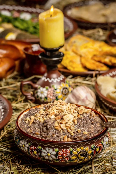 Kutia ile kase - Ukrayna, Belarus ve Polonya 'da geleneksel Noel tatlı yemeği, ahşap masada, Noel Aile Yemeği Masası. — Stok fotoğraf