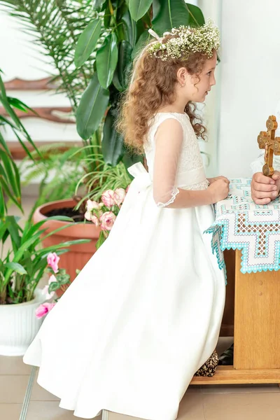 Meisje bereidt zich voor op eerste communie. Eerste communie dag in de kerk — Stockfoto