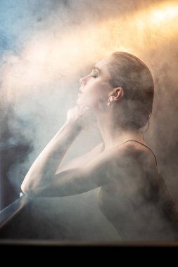 Moda mankeni kadın. Renkli dumanı olan çekici, güzel, seksi kadınlar. Jakuzi, su damlaları. Muhteşem bir kadın rüya gibi hissediyor, zihin sürükleniyor ya da havada yüzüyor.