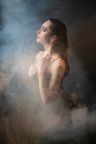 Portrait d'art de la mode de la femme modèle de beauté dans des lumières vives avec fumée colorée. Fille fumeuse, Gros plan d'une femme inhalant. Concept de vie nocturne — Photo