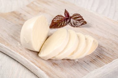 Mor fesleğenli bufalo mozzarella. Ahşap kesme tahtasındaki mozzarella ev yapımı çiftçi. Metnin için boş yer