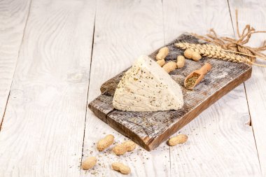 Masadaki lezzetli peynir. Ev yapımı peynir çiftçisi. Ahşap kesim tahtasındaki Çerkez peyniri. Metnin için boş yer