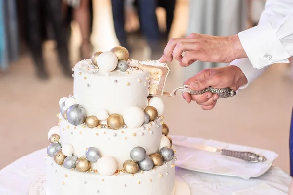 La novia y el novio están cortando su pastel de bodas. Hermoso pastel. Nicel Light. concepto de boda —  Fotos de Stock