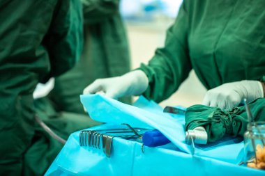 Ameliyat için tıbbi gereçleri hazırlayan hemşire.