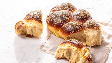 Geleneksel Yahudi ekmeğini beyaz arka planda kahverengi challah ile kapatın. Kırsal konsept.