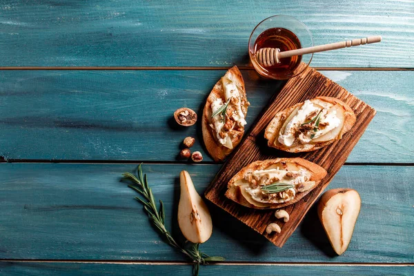 Předkrm Bruschetta Hruškami Medem Ořechy Sýrem Brie Camembert Palubě Předkrm — Stock fotografie