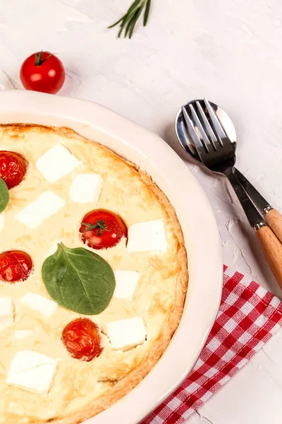 Torta Spinaci Naturali Verdi Vegana Sfondo Chiaro Vista Dall Alto — Foto Stock