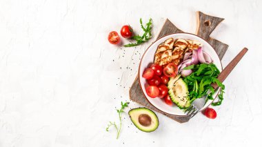 Doğu mutfağı kavramı. Izgara Halloumi peynirli Ulusal Kıbrıs Salatası, domates, avokado, roka açık arkaplan, üst görünüm.