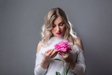 Çiçek bahçesindeki kız pembe şakayıklar. İnsanlar, güzellik, kaplıca ve vücut bakımı kavramı.