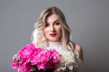 Alerjisi olmayan baharın tadını çıkar. Bahar çiçekleri. Polen alerjisi. Kız bahar çiçekleri sırasında polen alerjisinden muzdarip..