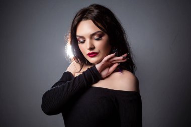 Stüdyoda siyah arka planda güzel bir genç kız moda, güzellik, makyaj, kozmetik.