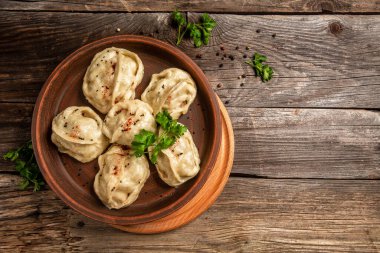 Ulusal Kazak ve Özbek mutfağı. Manti ya da Mandy köftesi, popüler Asya yemeği. Yemek tarifi geçmişi. Metin için boşluk. en üstteki görünüm.