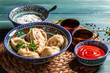 Özbek köfteleri chuchvara olarak adlandırılır. Kıymalı ravioli, et pelmeni, gyoza, dim sum, jiaozi, momo, tortellini, pierogi, varenyky veya mandu.