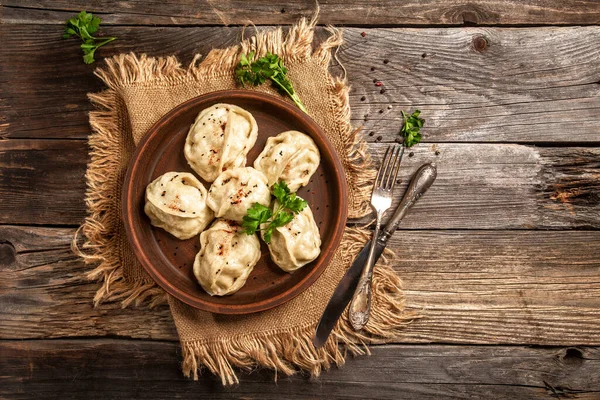 传统的曼蒂菜盘中 顶部视图 东方烹饪的概念 乌孜别克族食品饺子 — 图库照片