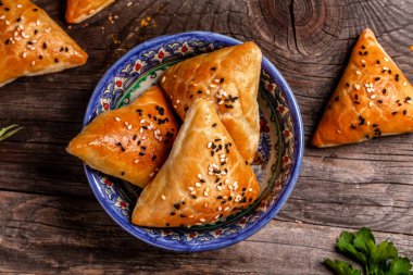 Samosa, samsa etli turta, doğu usulü. Özbek ulusal yemeği samosa.