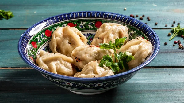 Мэнти Тарелке Раскрашенной Вручную Традиционное Блюдо Узбекской Кухни Азиатский Ресторан — стоковое фото