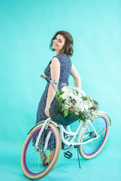 Belle Fille Heureusement Vélo Avec Des Fleurs Sur Fond Bleu — Photo