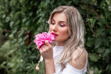 Alerjisi olmayan baharın tadını çıkar. Bahar çiçekleri. Polen alerjisi. Kız bahar çiçekleri sırasında polen alerjisinden muzdarip..