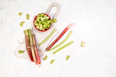 Beyaz arka planda raventli sapları var. Uzun afiş biçimi. en üstteki görünüm.