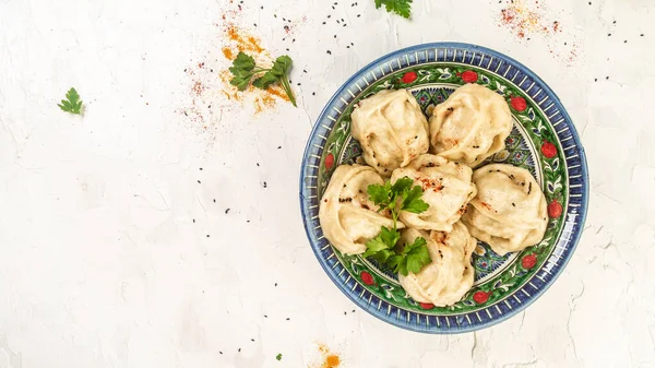 Uzbeko Preparado Hervido Manti Albóndigas Manto Tazón Tradicional Sobre Mesa —  Fotos de Stock