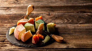 Farklı peynir çeşitleri. renkli doğal peynir. Uzun afiş biçimi. Metin için boşluk. en üstteki görünüm.