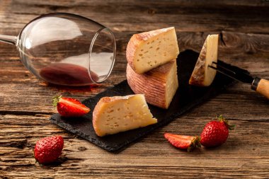 Şarap ve peynir hala hayatta. Yemek tarifi geçmişi. Metin için boşluk. en üstteki görünüm.