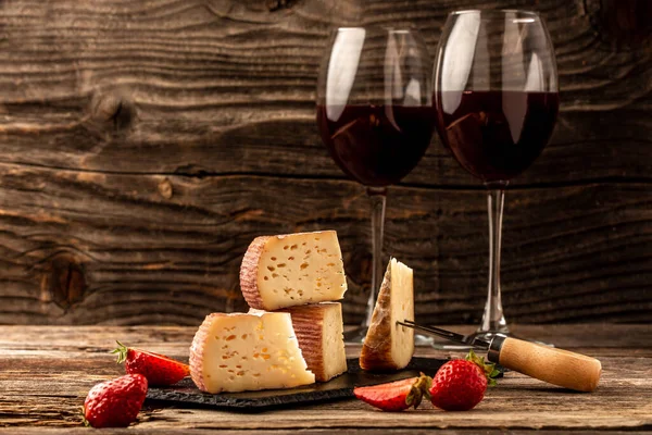 Différents Types Fromage Frais Avec Vin Rouge Sur Une Table — Photo