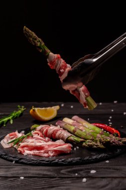 Pastırmayla sarılmış yeşil kuşkonmaz. Parma jambonuna sarılmış taze organik kuşkonmaz..