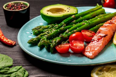 Kuşkonmaz, domates, limon, detoks ve sağlıklı konsept ile kızarmış somon. Keto Gıda Üst Manzara, Pankart.