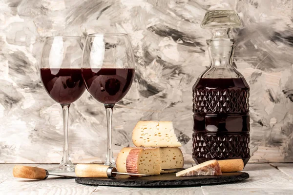 Fromages Vin Sur Une Table Bois Snack Savoureux Avec Vin — Photo
