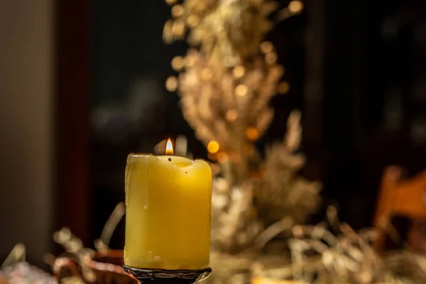 Bougie Noël Devant Sapin Noël Avec Des Lumières Étincelantes Foyer — Photo