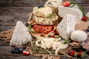 Yakından bak. Yaban mersinli ve çilekli peynir.