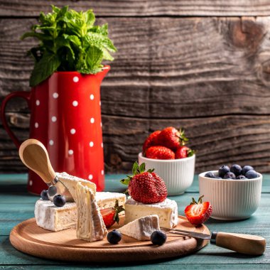 Siyah arka planda peynirli krema. Üst görünüm.