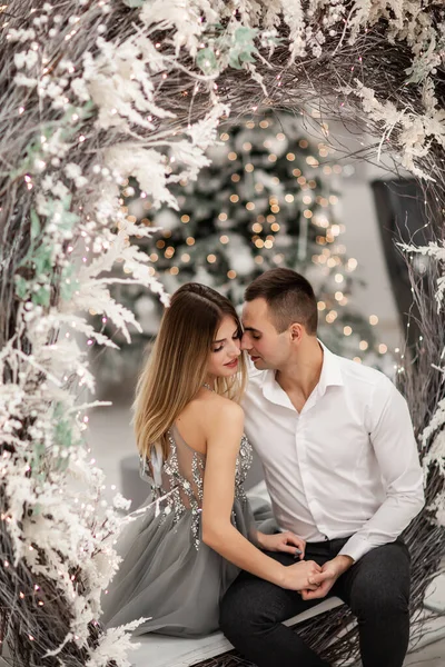 Séance Photo Dans Studio Jeune Couple Marié Mec Avec Une — Photo