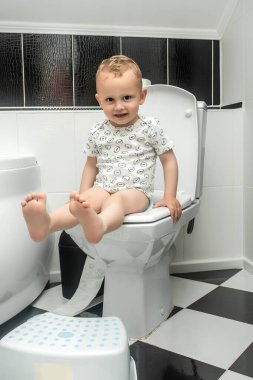 Bebek öğrenme tuvaleti. Karnım ağrıyor, çocuğum. Yeni yürümeye başlayan bir çocuk, tuvaleti nasıl kullanacağını öğrenirken kendisini bekleyen zorluklarla yüzleşir..