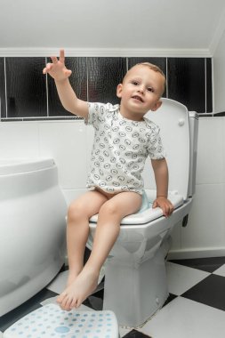 Bebek banyoda aksesuar tuvaletine oturur. Yeni yürümeye başlayan bir çocuk, tuvaleti nasıl kullanacağını öğrenirken kendisini bekleyen zorluklarla yüzleşir..