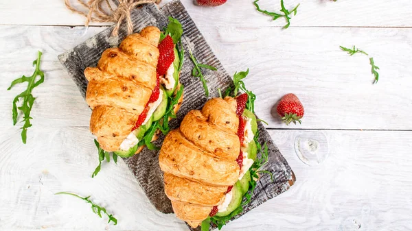 Fresh Croissant Sandwich Strawberrieswith Arugula Brie Cheese Camembert Delicious Breakfast — Stock Photo, Image