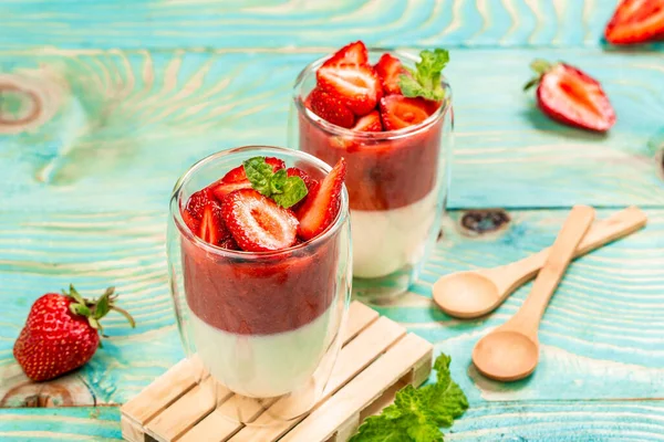 Delicioso Italiano Sobremesa Panna Cotta Baunilha Morango Com Molho Baga — Fotografia de Stock