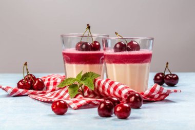 Taze böğürtlenlerle süslenmiş kirazlı İtalyan tatlı panna cotta. Ev yapımı tatlı panna cotta. Yemek tarifi geçmişi. Metin için boşluk.