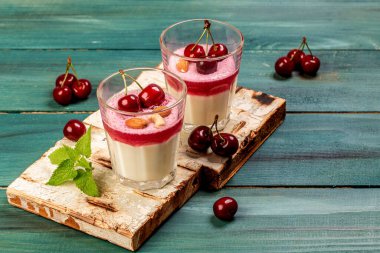 Kiraz soslu ve naneli ev yapımı tatlı panna cotta. Metin için pankart menüsü tarifi yeri.