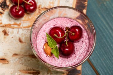 Camda kiraz soslu kremalı panna cotta tatlısı. Sevgililer Günü için tatlılar. İtalyan yemeği..