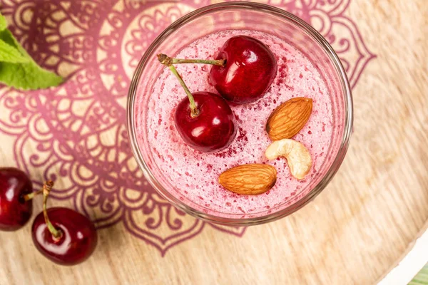 Bardakta taze kirazlı panna cotta. Yemek tarifi geçmişi.