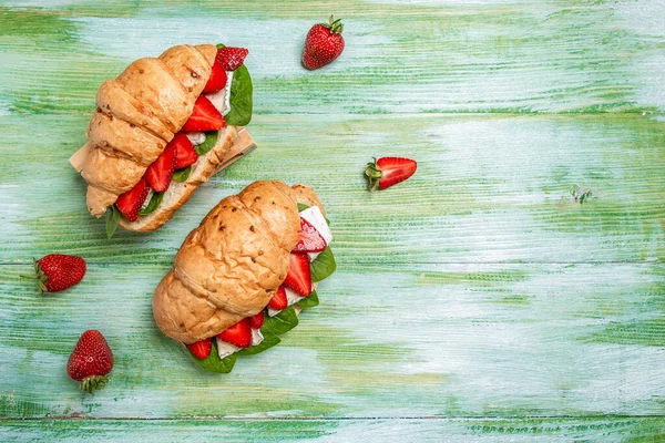 Sanduíche Fresco Com Croissant Com Queijo Morangos Espinafre Delicioso Café — Fotografia de Stock