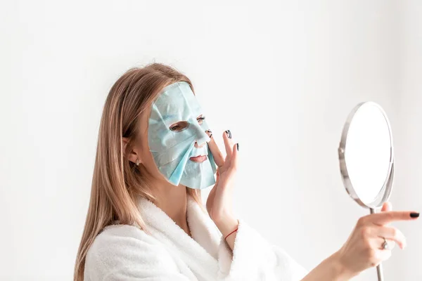 Młoda Dziewczyna Maską Twarzy Patrząca Lustro Zabieg Kosmetyczny Spa Piękności — Zdjęcie stockowe