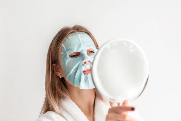 마스크를 착용하는 스파걸 거울에 채로요 치료법 자연과 젊음의 아름다움을 한다는 — 스톡 사진