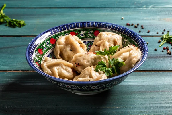 Uzbeko Preparado Hervido Manti Albóndigas Manto Tazón Tradicional Sobre Mesa —  Fotos de Stock