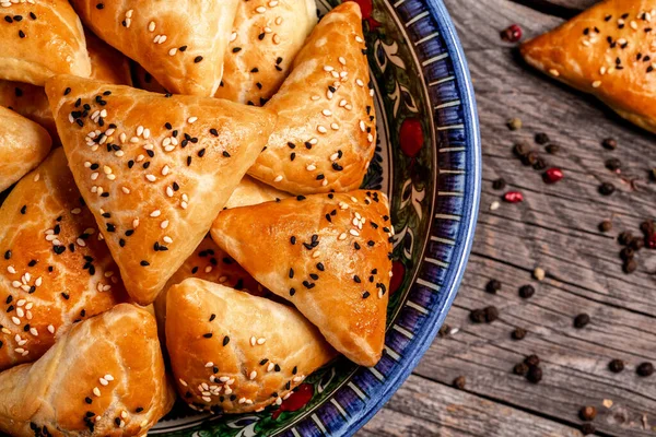 Etli samosa samsa ile puf böreği - geleneksel Özbek ve Hint pastili. Üst Manzara. Geleneksel Doğu yemekleri.