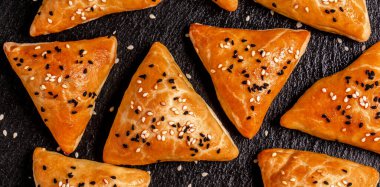 Lezzetli etli etli samosa 'lı ahşap tahta, yakın plan. Metin için pankart menüsü tarifi yeri.