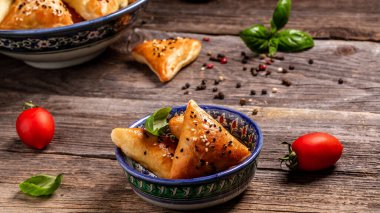 Özbek ulusal yemeği samosa. Masada lezzetli samosalar olan ahşap tahta bir tahta. Samosa, samsa eti doldurulmuş turtalar, doğu usulü..