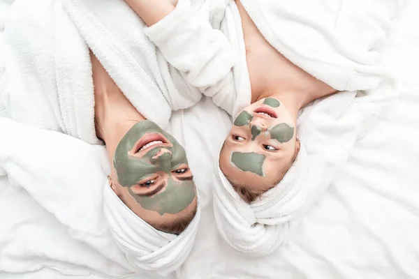 Positif Ibu Dan Anak Setelah Mandi Melakukan Masker Wajah Konsep — Stok Foto